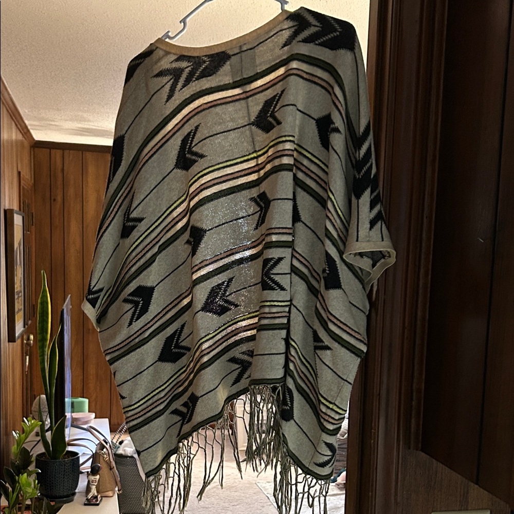 Billabong Black and Gray Patterned Poncho